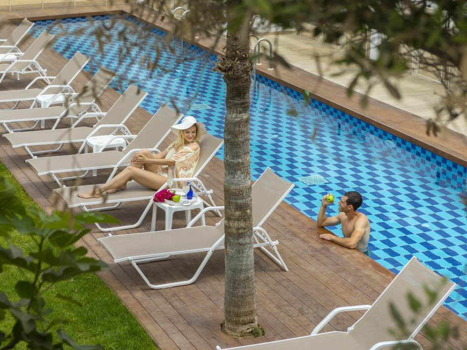 בריכה בחדרי ה SWIM UP