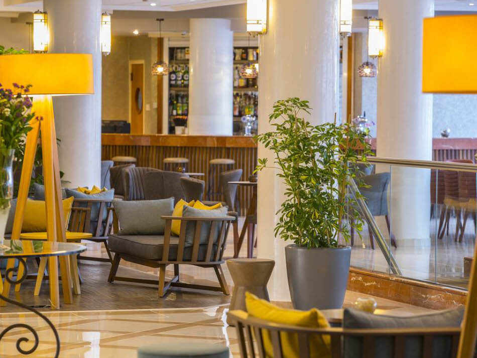 אזורי ישיבה בלובי המלון