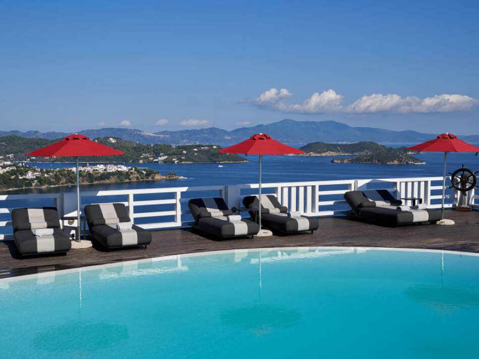 כסאות שיזוץ על דק הבריכה 