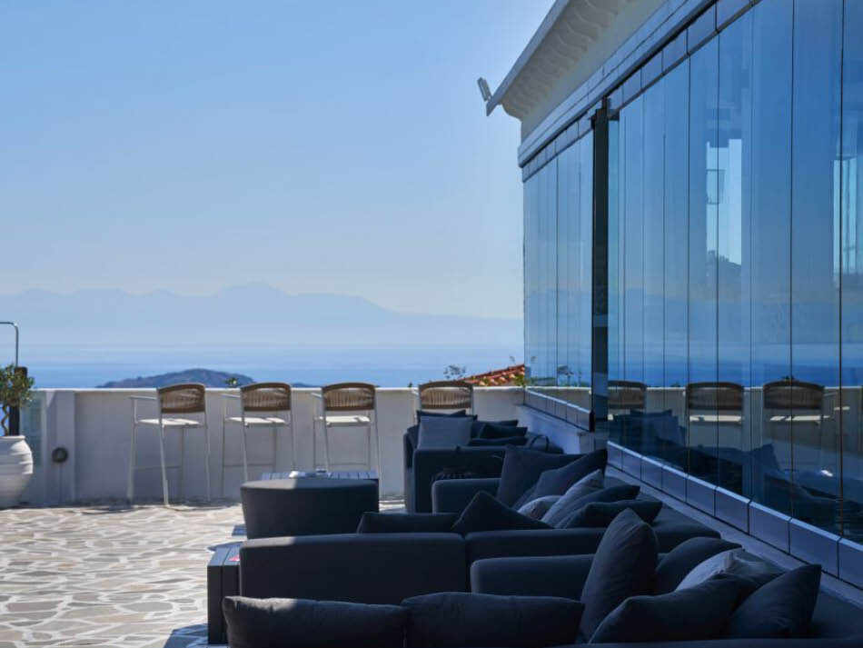 פינת ישיבה באזור הבריכה 