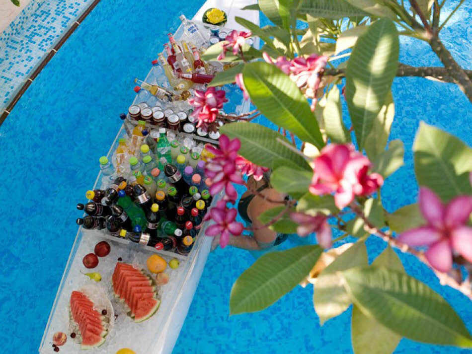 בר משקאות בבריכה