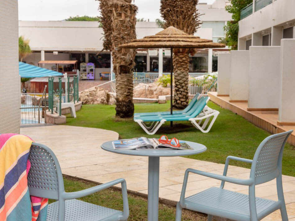 חדר עם יציאה לגן