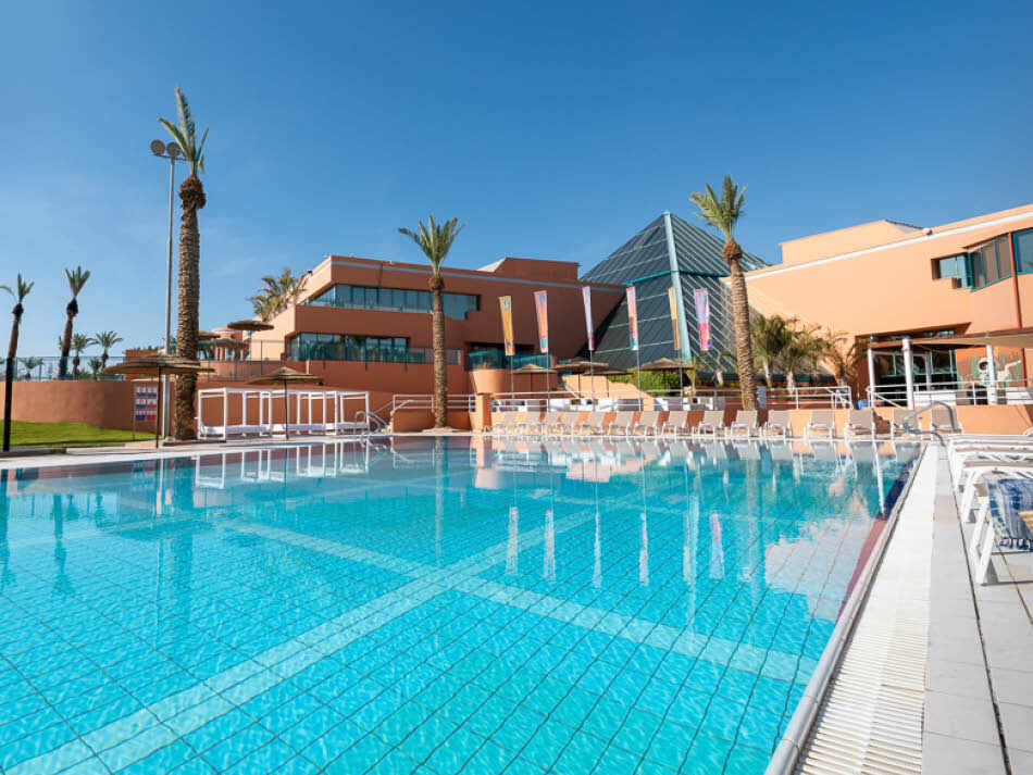 בריכה חיצונית