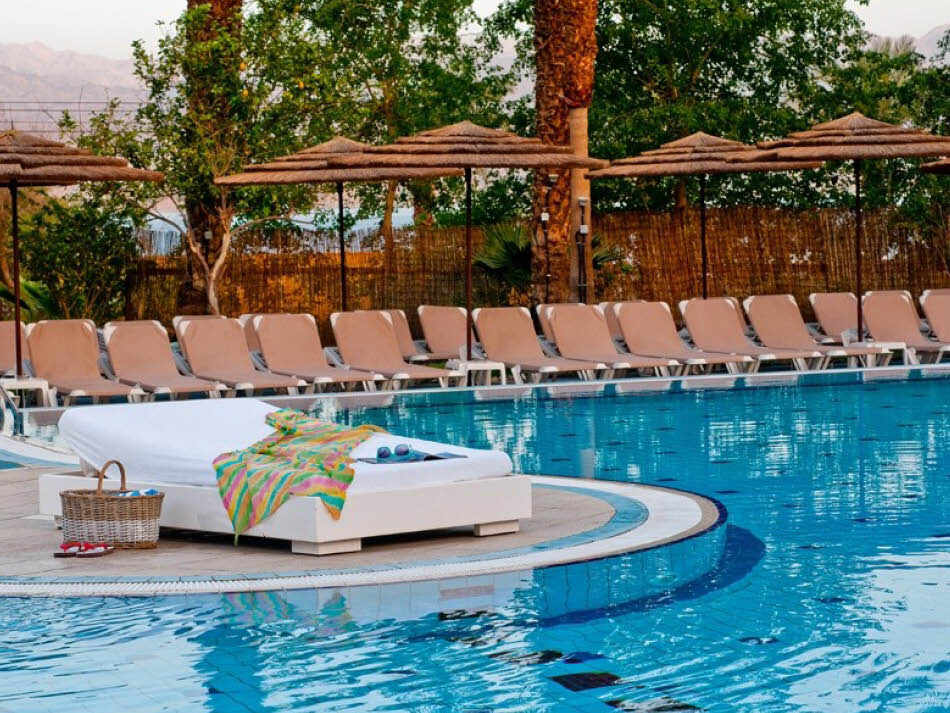 כסאות סביב בריכת המלון