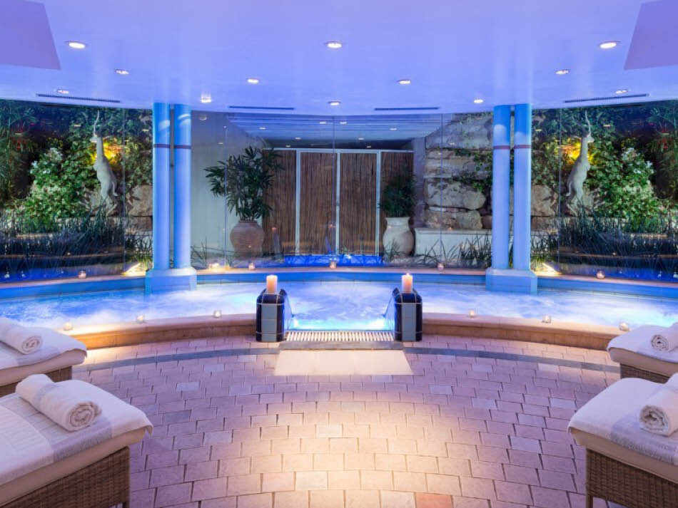 בריכת ג'קוזי גדולה במתחם הספא