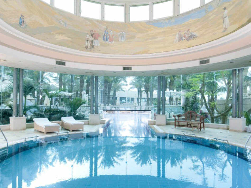 בריכה מקורה