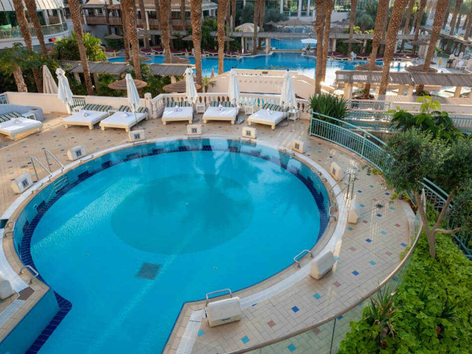 בריכת המלון