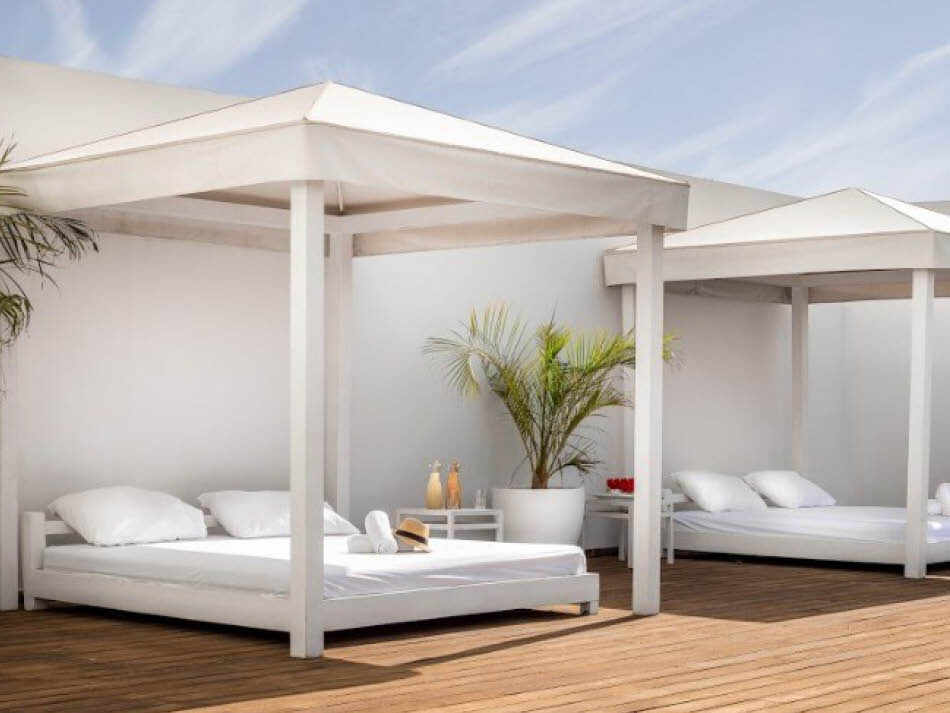 מיטות לצד הבריכה