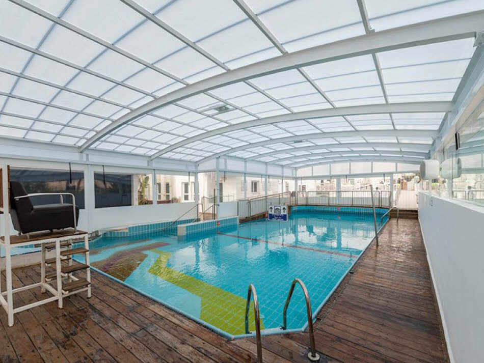 בריכה מקורה