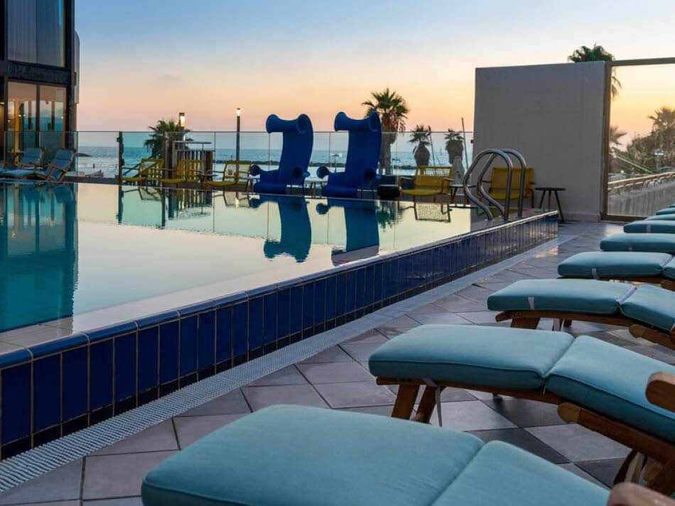 בריכת המלון