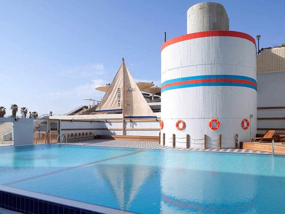 בריכה במלון