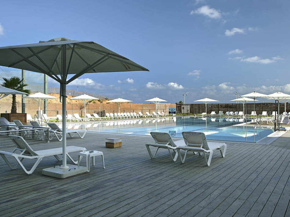 בריכת המלון