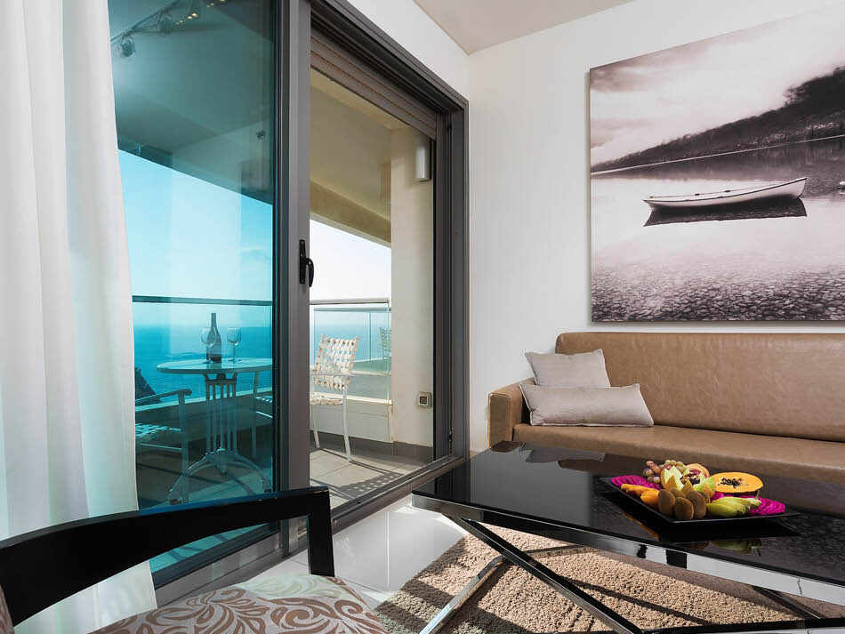 סלון ומרפסת המשקיפה לים