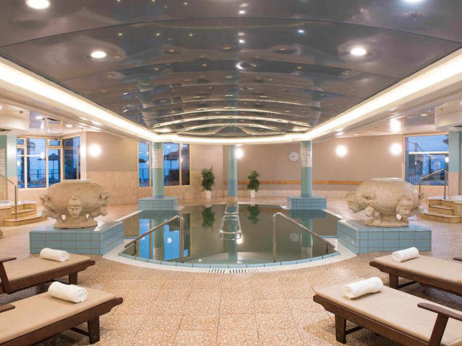 בריכה פנימית