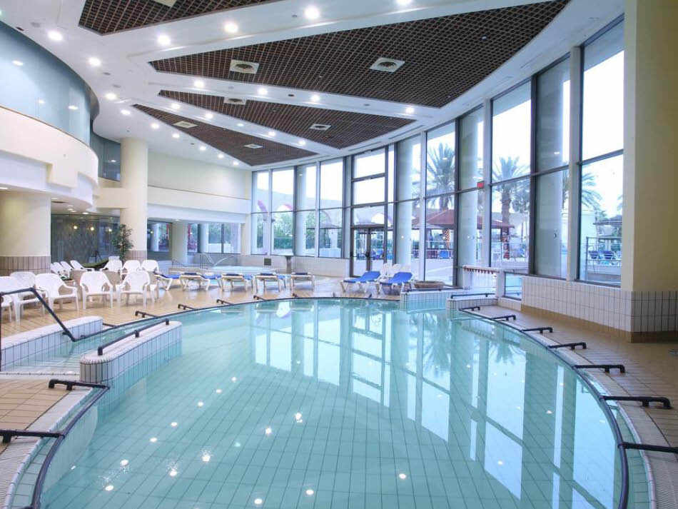 בריכה פנימית