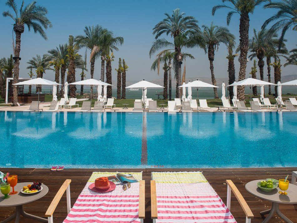 בריכת המלון