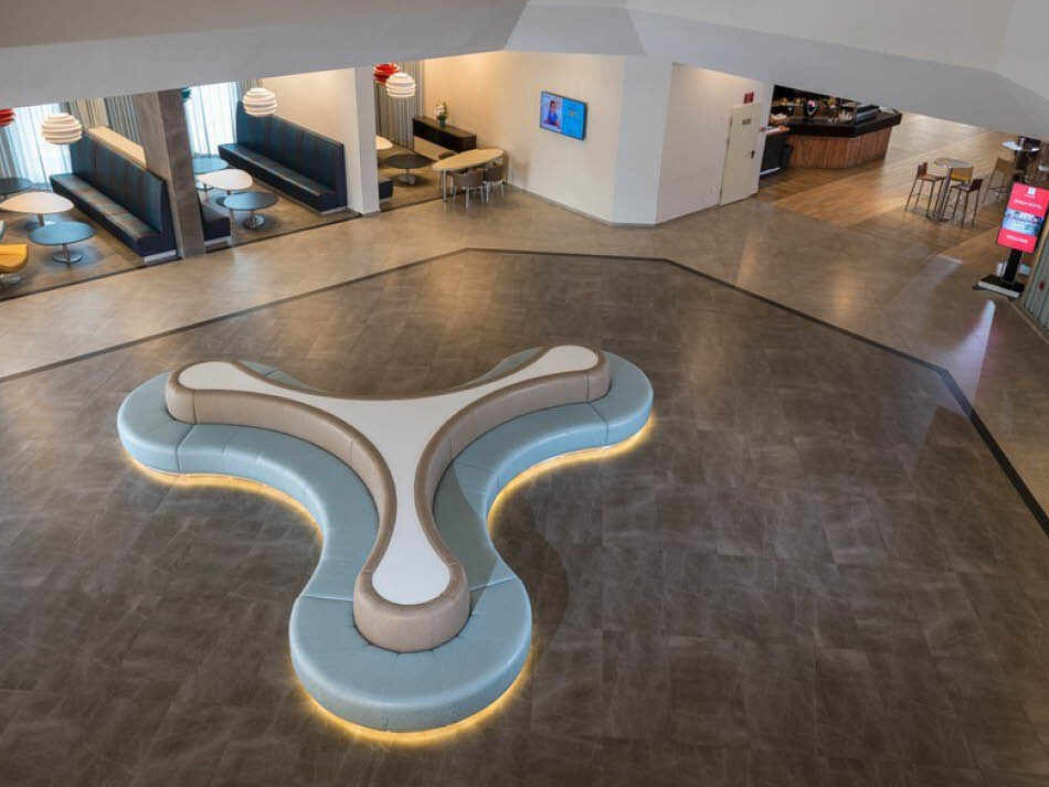 הכניסה למלון