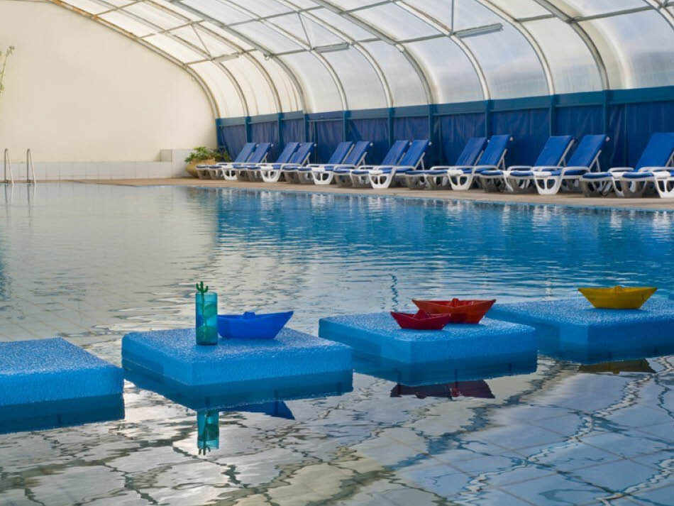 בריכה מקורה