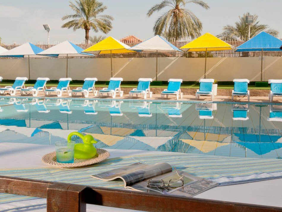 בריכה חיצונית