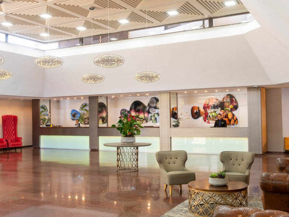 כניסה למלון