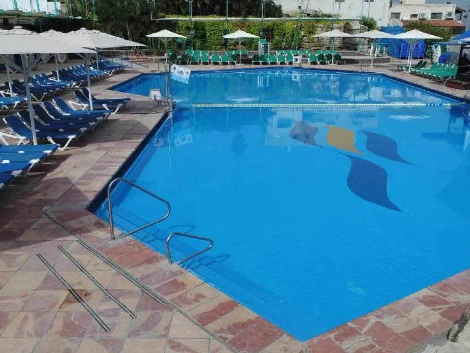 בריכת המלון