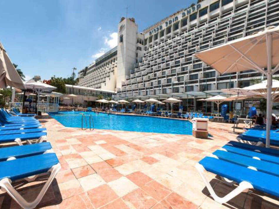 בריכת המלון