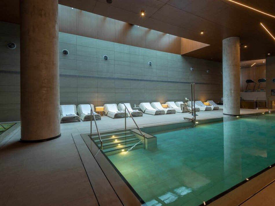 בריכה מקורה