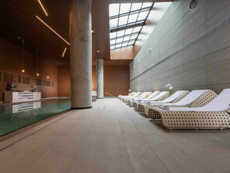 בריכה מקורה