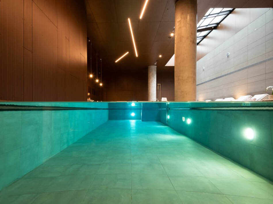 בריכה מקורה