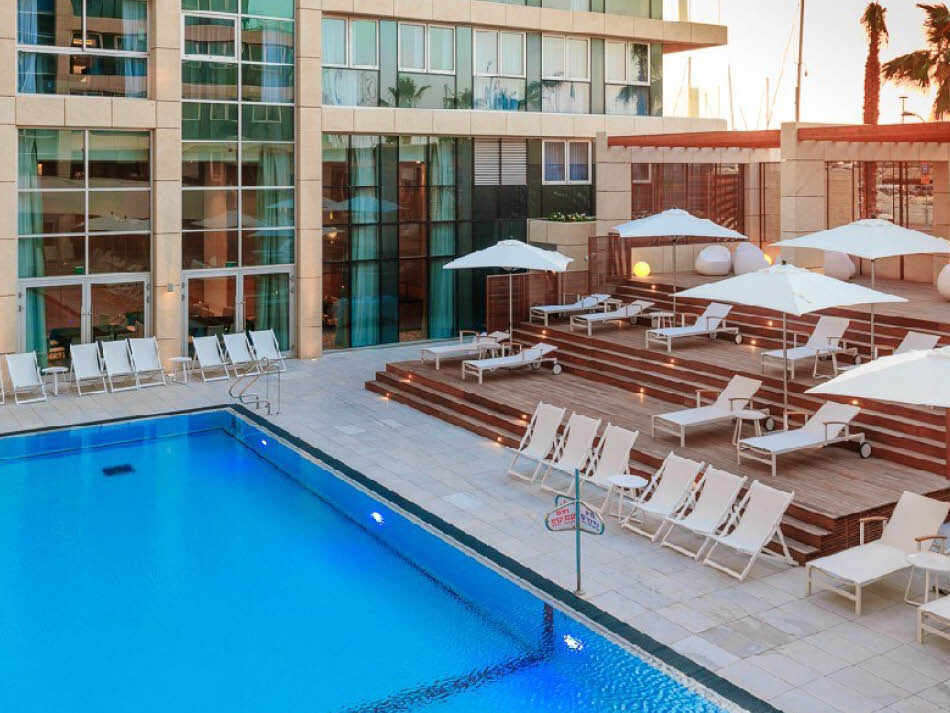 בריכת המלון