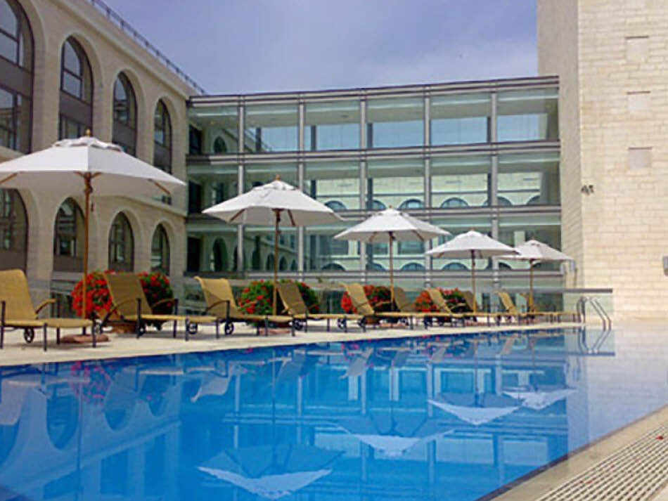 בריכת המלון