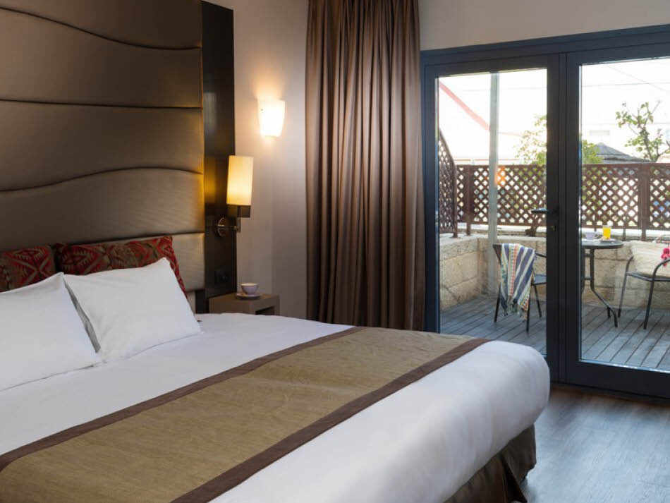 חדר עם מרפסת