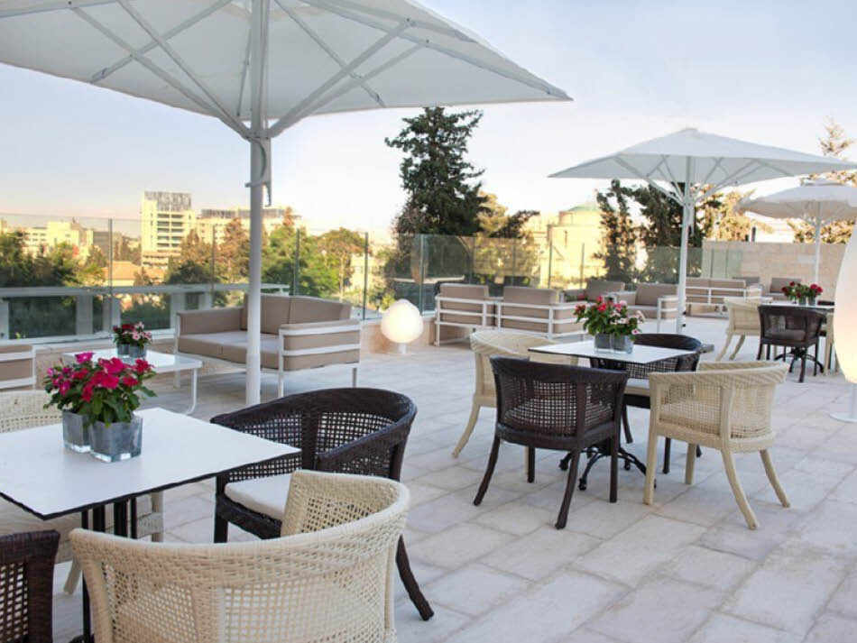 מרפסת המלון