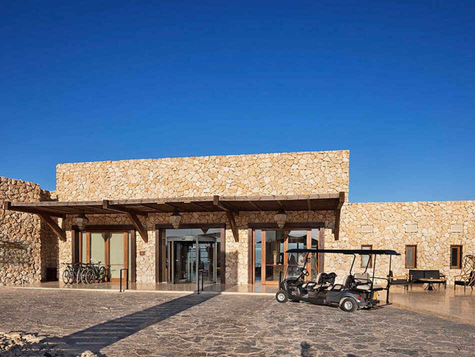 כניסת המלון