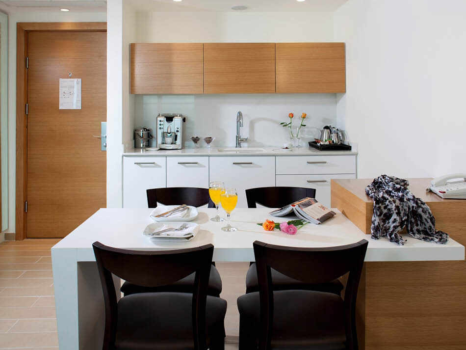 פינת אוכל בחדר