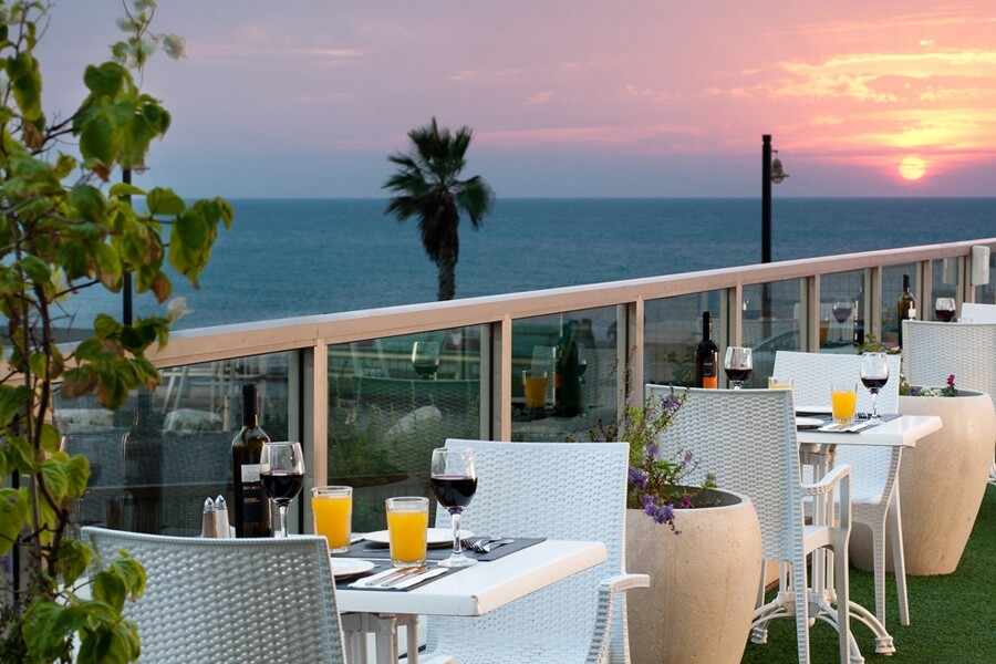 מרפסת המסעדה במלון לאונרדו פלאזה חיפה 