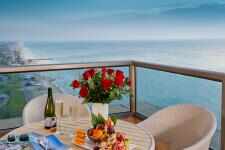 מרפסת הצופה לים בסוויטת רויאל 