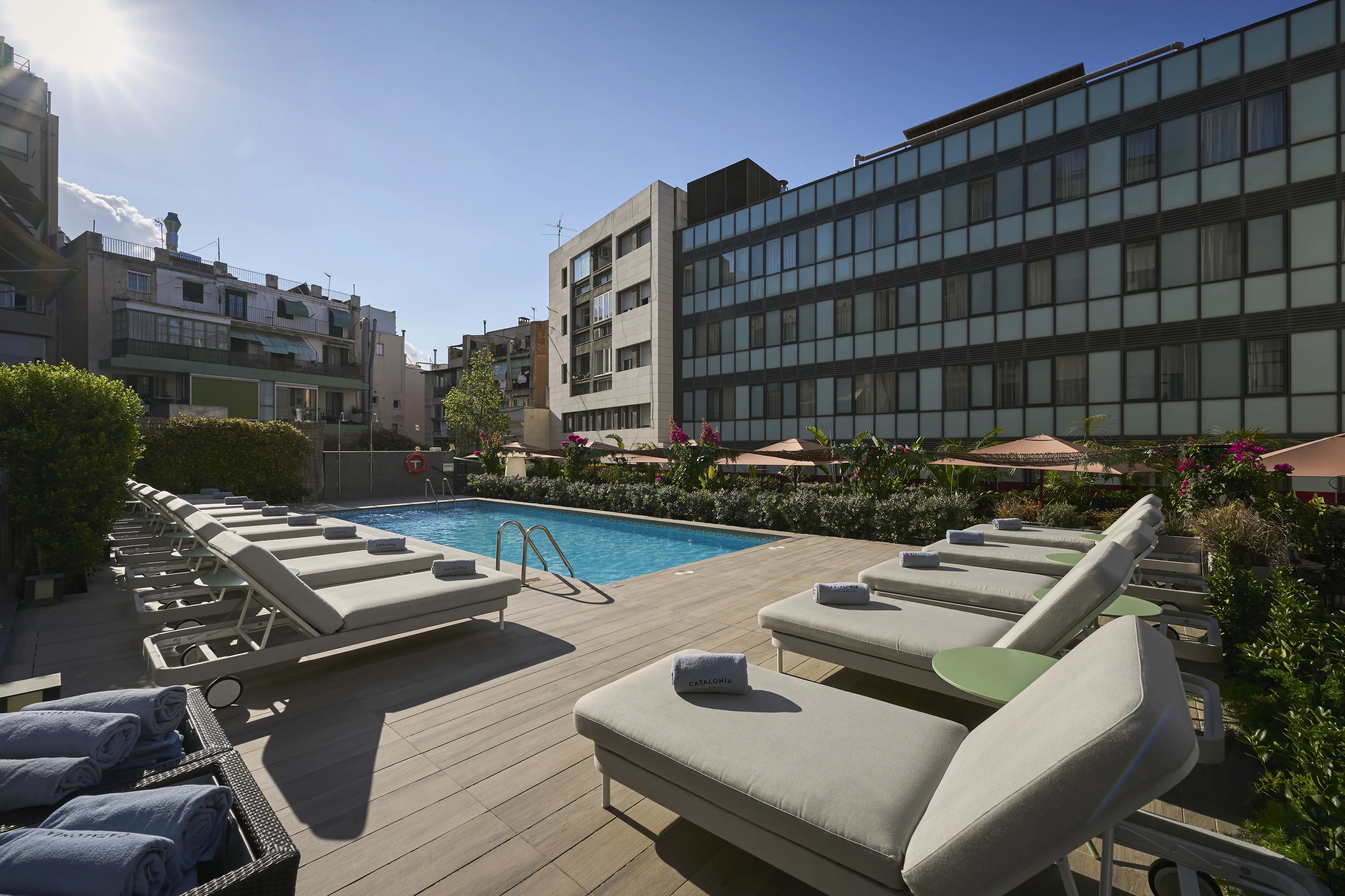 נוף כללי של בריכת החוץ של המלון